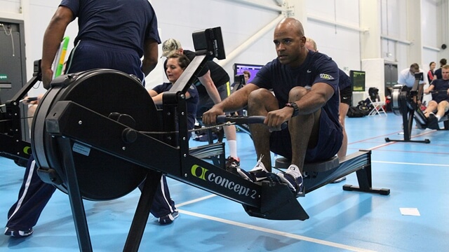 L’indoor rower e i benefici del vogare in casa o in palestra