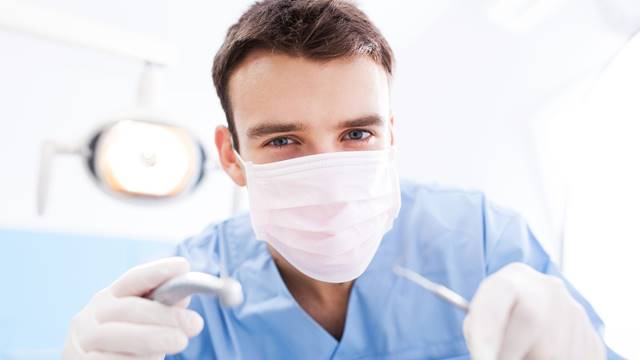 Intervento di implantologia dentale