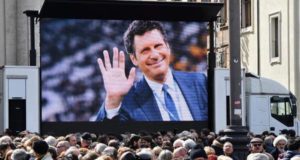 Fabrizio Frizzi: i funerali in diretta su Rai 1 Fabrizio Frizzi funerale in diretta