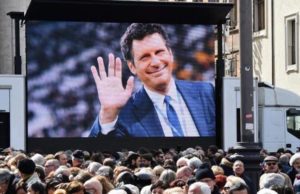 Fabrizio Frizzi: i funerali in diretta su Rai 1 Fabrizio Frizzi funerale in diretta