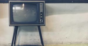 Programmi TV di stasera, giovedì 8 marzo: da Don Matteo a Quinta Colonna, ecco cosa guardare Programmi TV di stasera