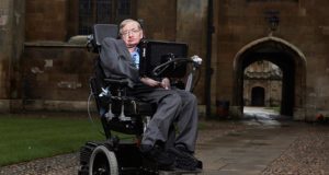 Stephen Hawking, morto lo scienziato che studiò le origini dell’universo Morto Stephen Hawking