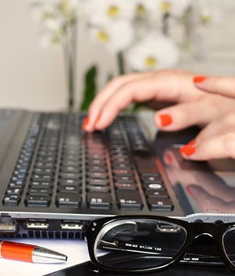 Tesi in 30 giorni: un piano settimanale realistico per studenti sotto pressione Scrivere tesi di laurea