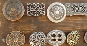 Fibbie, bottoni e strass: uso creativo Fibbie cintura