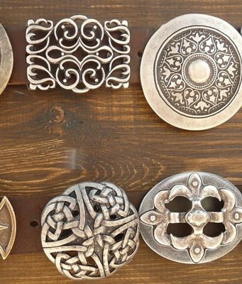 Fibbie, bottoni e strass: uso creativo Fibbie cintura