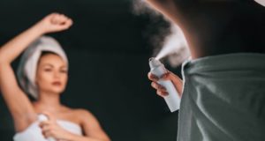 Deodorante spray, stick o roll-on? Pro e contro di ogni formato Deodorante spray, roll-on o stick