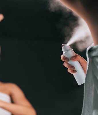 Deodorante spray, stick o roll-on? Pro e contro di ogni formato Deodorante spray, roll-on o stick