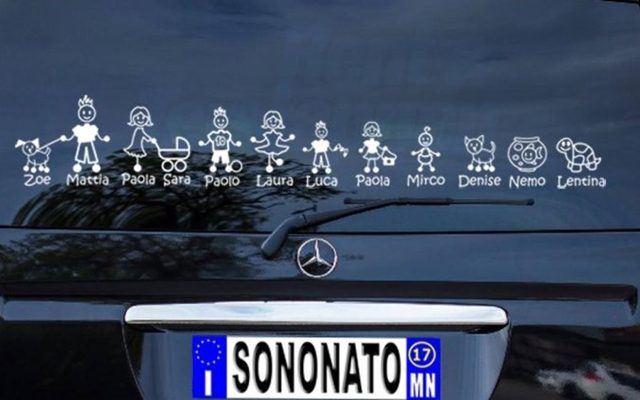 Adesivi famiglia nelle auto: una tendenza sempre più diffusa