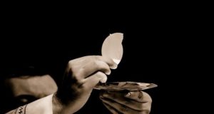 Esequie, quale colore per i paramenti liturgici del parroco Paramenti liturgici