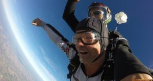 Lancio con il paracadute: come funziona in tandem con l’istruttore Lancio paracadute tandem