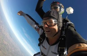 Lancio con il paracadute: come funziona in tandem con l’istruttore Lancio paracadute tandem