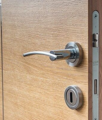 Cosa fare se si rimane fuori casa Serratura porta