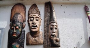 Arredamento etnico: lo stile esotico nelle nuove tendenze di design Arredamento etnico maschere africane