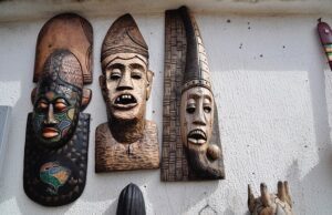 Arredamento etnico: lo stile esotico nelle nuove tendenze di design Arredamento etnico maschere africane