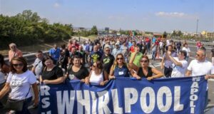Protesta Whirpool: operai bloccano l’autostrada A3 a Napoli Operai Whirpool in protesta