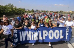Protesta Whirpool: operai bloccano l’autostrada A3 a Napoli Operai Whirpool in protesta