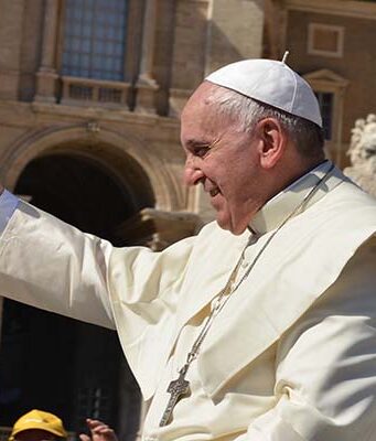 Papa Francesco: “I gay hanno il diritto di essere in una famiglia” Papa Francesco