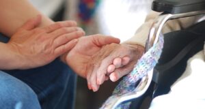 Come evitare il lockdown? Separando i giovani dagli anziani Giovani e anziani lockdown