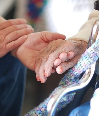 Come evitare il lockdown? Separando i giovani dagli anziani Giovani e anziani lockdown