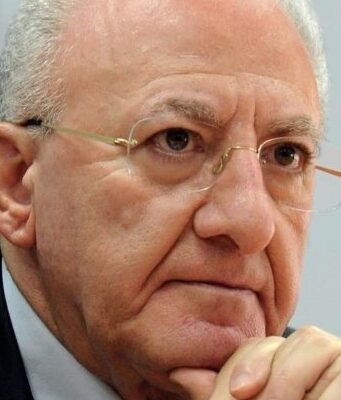 Covid: De Luca fa il vaccino contro il coronavirus in Campania Arzano zona rossa