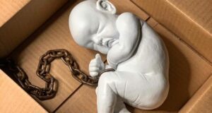 “Look down”: scultura di Jago al Plebiscito Jago Homeless