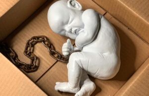 “Look down”: scultura di Jago al Plebiscito Jago Homeless