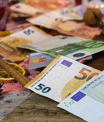 Bonus per Natale 2020: come si ottiene l’assegno per le famiglie Cashback di Natale