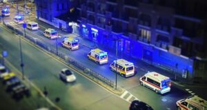 La colonna di ambulanze che rientrano in ospedale diventa foto iconica Colonna ambulanze