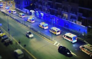 La colonna di ambulanze che rientrano in ospedale diventa foto iconica Colonna ambulanze