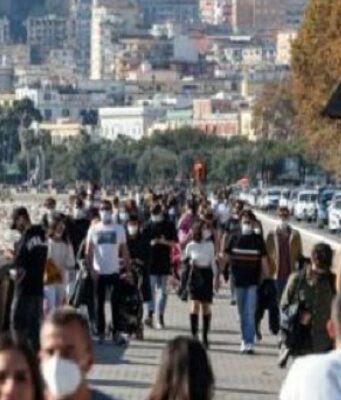 Folla in centro a Torino e Milano dopo la riapertura: “Immagini inaccettabili” Ordinanza