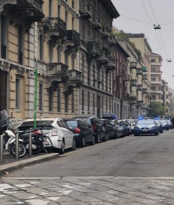 Milano, rapina in banca, dipendenti in ostaggio: la Polizia circonda l’edificio Rapina Banca Milano