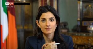 Virginia Raggi positiva al Covid: poco prima aveva incontrato Conte Virginia Raggi