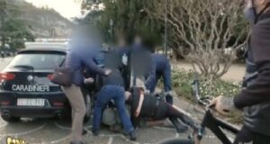 Vittorio Brumotti contro gli spacciatori: anche i carabinieri vengono aggrediti Vittorio Brumotti