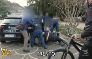 Vittorio Brumotti contro gli spacciatori: anche i carabinieri vengono aggrediti Vittorio Brumotti