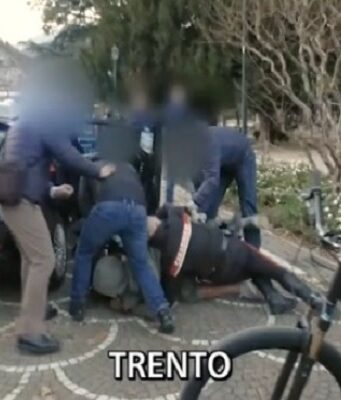 Vittorio Brumotti contro gli spacciatori: anche i carabinieri vengono aggrediti Vittorio Brumotti