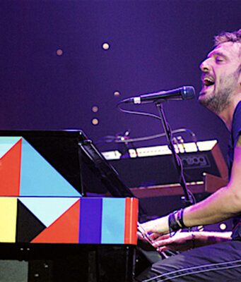 Let them talk: il libro di Cesare Cremonini in cui parla di musica e schizofrenia Cesare Cremonini