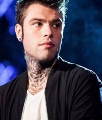 Fedez porta 5000 euro a 5 lavoratori in difficoltà Fedez