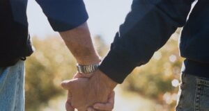 Il padre paga per far spezzare le mani al figlio gay: patteggia pena a 2 anni Pestaggio figlio gay