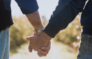 Il padre paga per far spezzare le mani al figlio gay: patteggia pena a 2 anni Pestaggio figlio gay