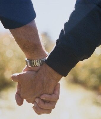 Il padre paga per far spezzare le mani al figlio gay: patteggia pena a 2 anni Pestaggio figlio gay