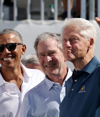 Vaccino Covid: Obama, Bush e Clinton si fanno vaccinare in diretta tv Obama Clinton e Bush vaccino