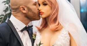 Sposa la sua bambola gonfiabile: le nozze dopo 8 mesi di “relazione” Yuri Tolochko sposa la sua bambola gonfiabile
