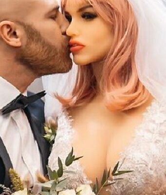 Sposa la sua bambola gonfiabile: le nozze dopo 8 mesi di “relazione” Yuri Tolochko sposa la sua bambola gonfiabile