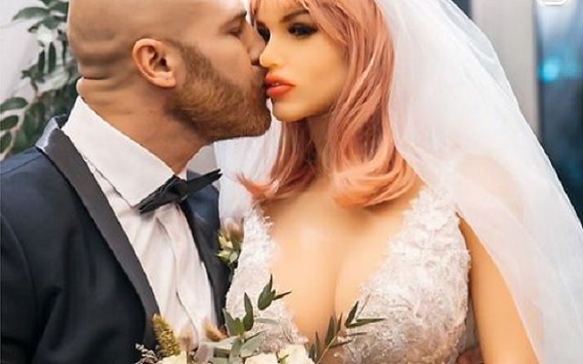 Yuri Tolochko sposa la sua bambola gonfiabile