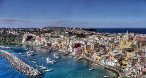 Viaggiare da soli in Italia: 5 destinazioni per iniziare l’avventura Procida