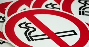 Milano, vietato fumare all’area aperta: multe da 40 a 240 euro Vietato fumare