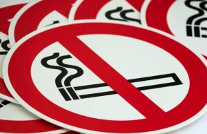 Milano, vietato fumare all’area aperta: multe da 40 a 240 euro Vietato fumare