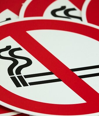 Milano, vietato fumare all’area aperta: multe da 40 a 240 euro Vietato fumare