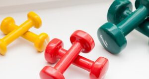 Allenarsi a casa: gli attrezzi più utili Manubri allenamento casa