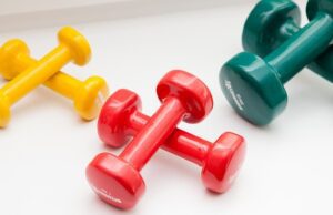 Allenarsi a casa: gli attrezzi più utili Manubri allenamento casa